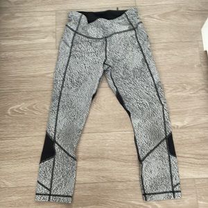 White/black patterned Lululemon crop legging